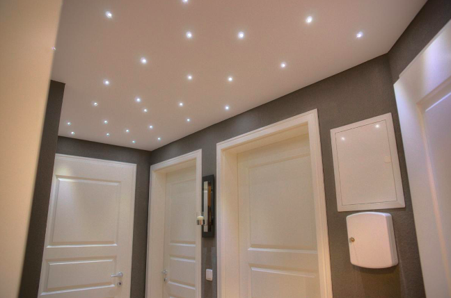 Osvetlitev na hodniku s spuščenimi stropi: kako izgleda zasnova, fotografija – Setafi