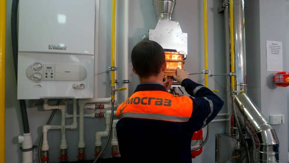 Kontrola plynových zařízení pracovníkem plynárenské služby