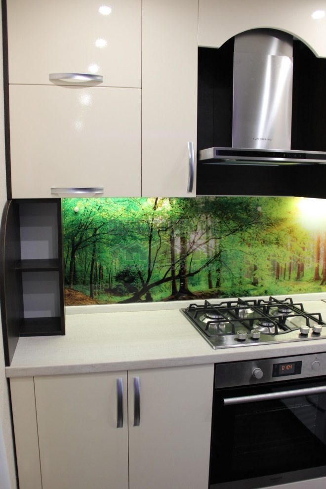 Valge kaasaegne köök rohelise seinapaneeliga