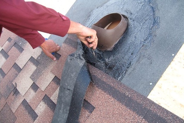 Installation of a pass-through flange on a soft roof