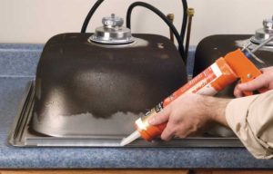 Hoe een roestvrijstalen spoelbak op een voetstuk te installeren: wat u nodig hebt voor installatie, methoden en installatieproces.