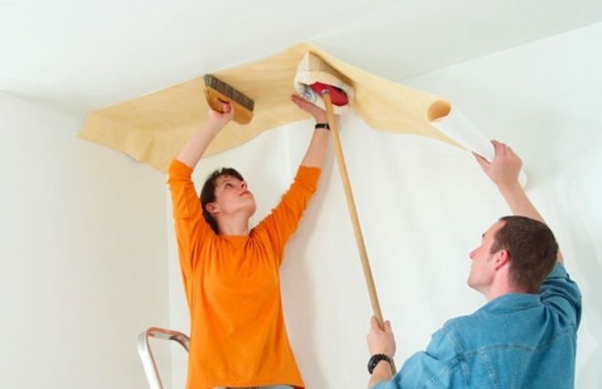 Pasting the ceiling with wallpaper