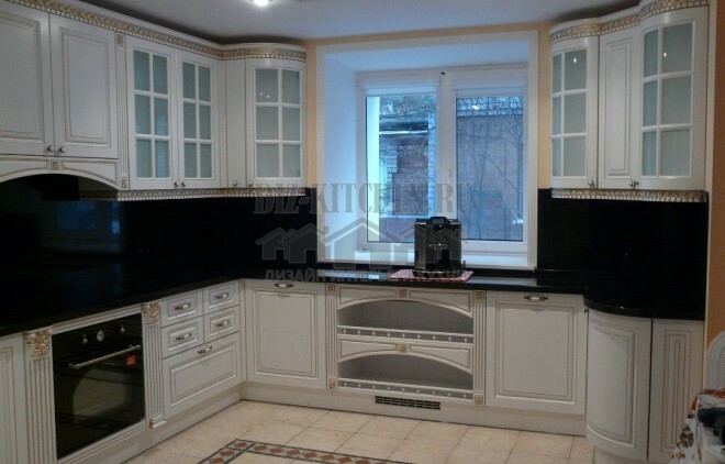 Valge klassikaline köök mustast kivist tööpinnaga