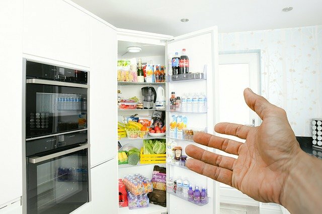 šaldytuvas virtuvėje nuotraukoje
