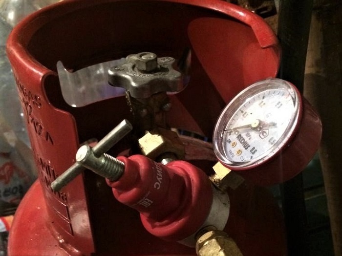Reducer with pressure gauge on gas cylinder