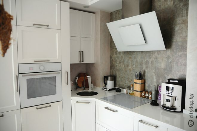 Provanso stiliaus balta virtuvė sujungta su svetaine 8 kv.m