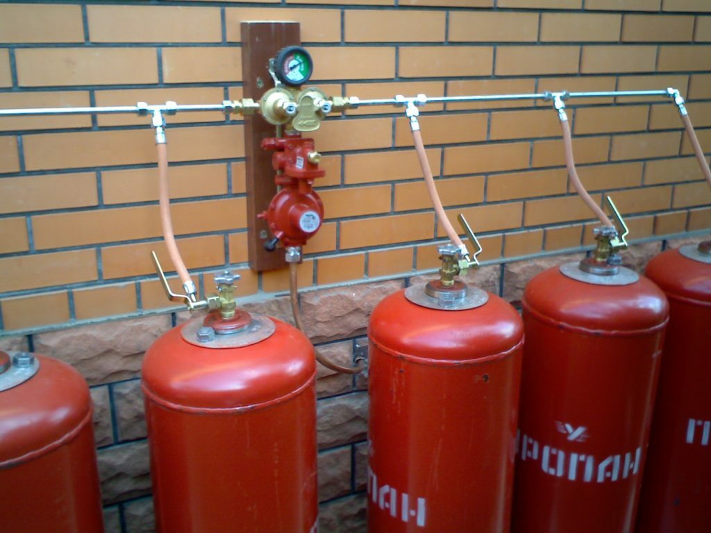 Connexion de plusieurs bouteilles de gaz via un rail métallique