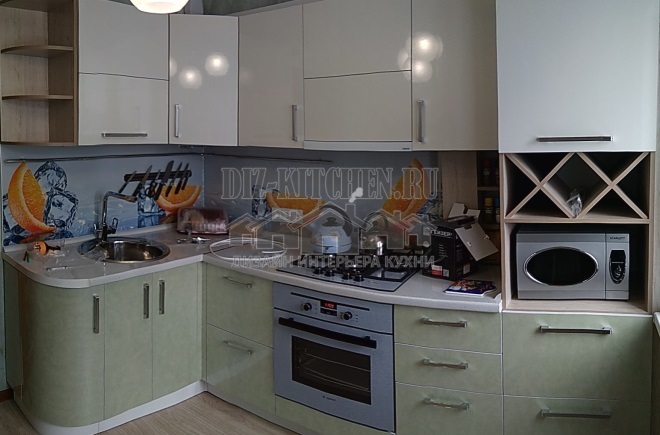 Bucătărie modernă de colț alb și măsliniu, cu un spătar luminos 3D