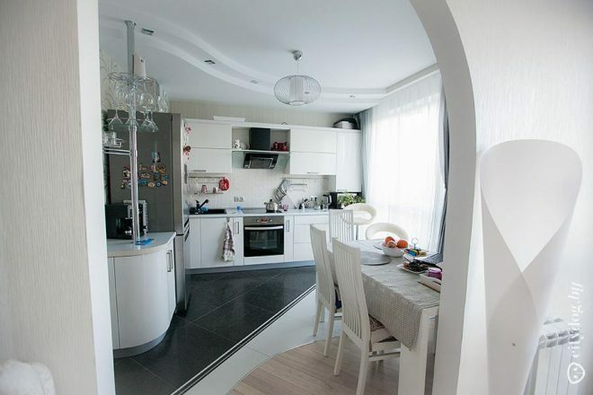 White L-shaped kitchen with a bar counter of 12 sq.m.