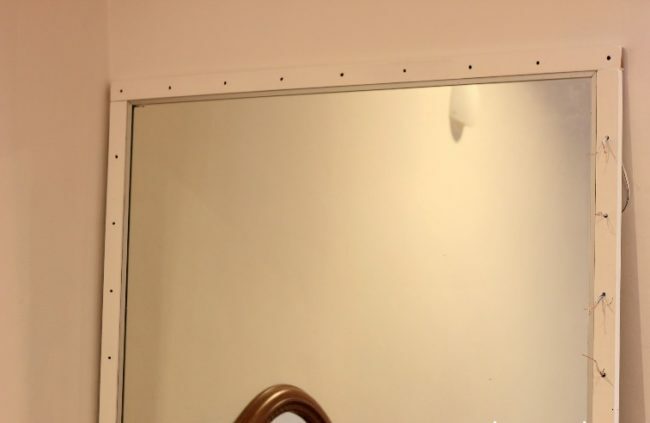 Spejl med pærer med egne hænder: trin-for-trin instruktioner med et foto