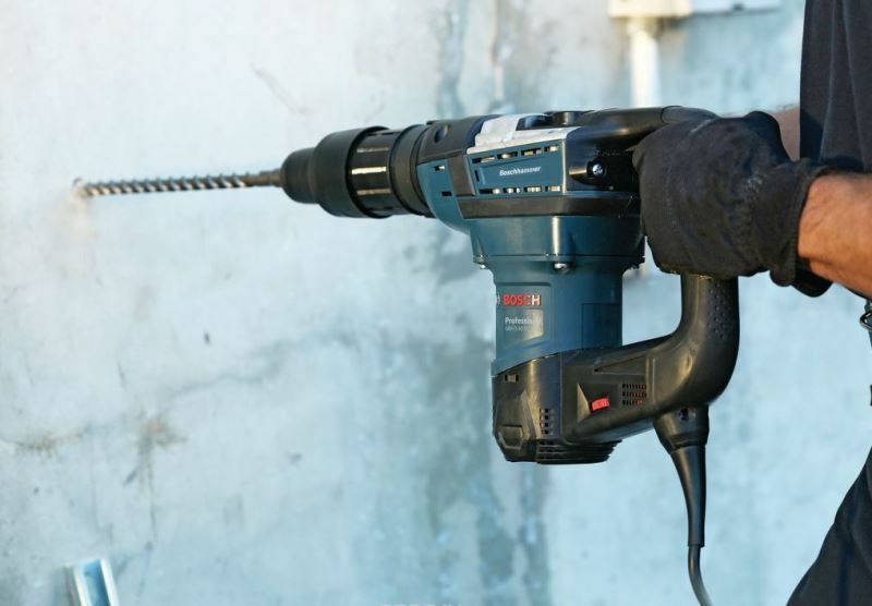 Rotary hammer for drilling a hole in the wall