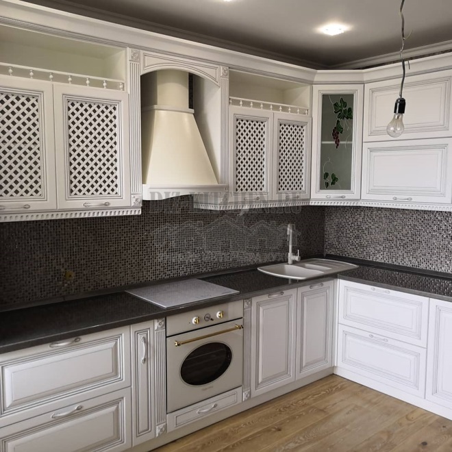 Bucătărie clasică de colț alb cu centru negru strălucitor