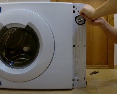 Comment changer la pompe dans la machine à laver Indesit - 4