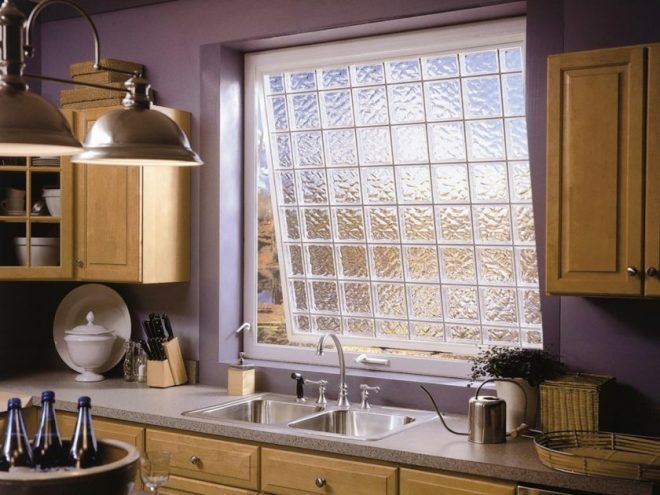 Fensterdekoration in der Küche