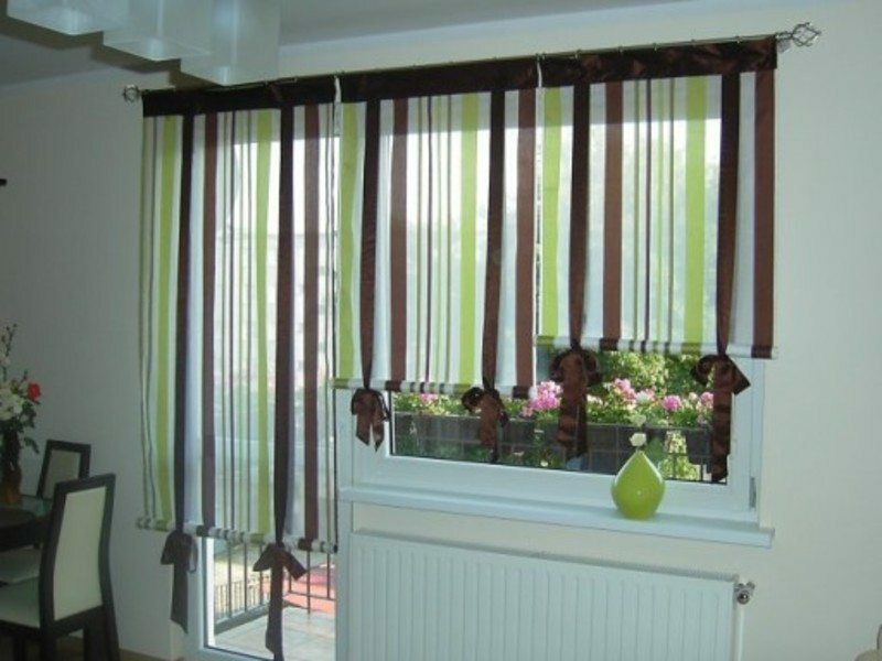 Cortinas para la cocina con puerta de balcón: diseño de cortina, foto.