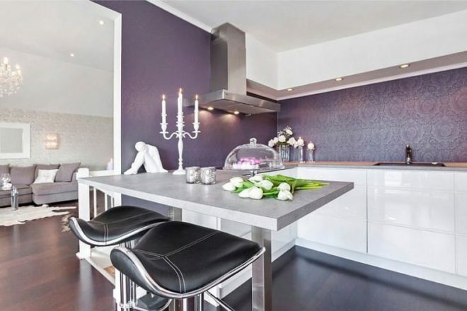 balta virtuvės spalva su violetiniais tapetais