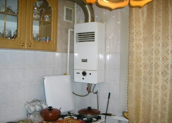 Kocioł gazowy ścienny w kuchni w mieszkaniu 