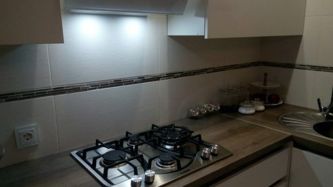 Bucătărie modernă de colț albă de 8 mp. m. cu mobilier tapitat