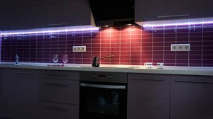 Iluminación en la cocina debajo de los gabinetes: hermosa y simple.