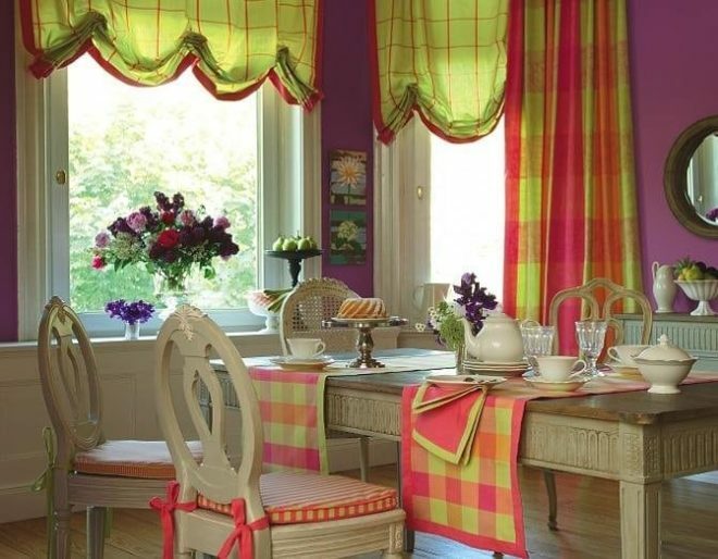 Combined curtains in the kitchen of two types of fabric