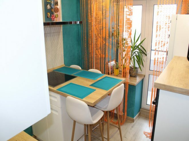 Le design modeste d'une petite cuisine 7 m². m. turquoise