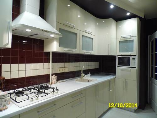 Stūra smilškrāsas virtuves dizains 11,8 kv.m. ar tumšu priekšautu