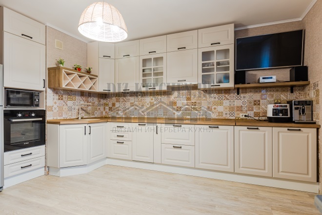Baltos medienos virtuvė su keraminiu užpakaliniu paviršiumi