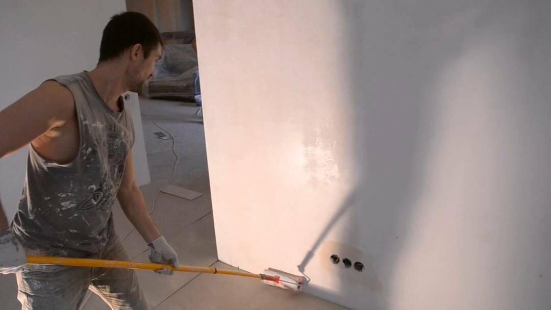 Pitääkö seinät pohjustaa ennen putoamista: materiaalivalinta + työjärjestys