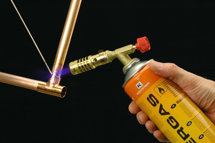 Soldering copper pipe with solder