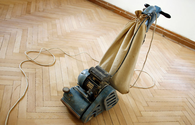 Antes de aplicar el barniz, debe tratar el piso. 