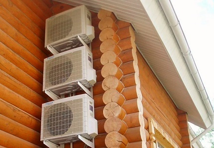 Gaisa kondicionieri uz koka mājas fasādes