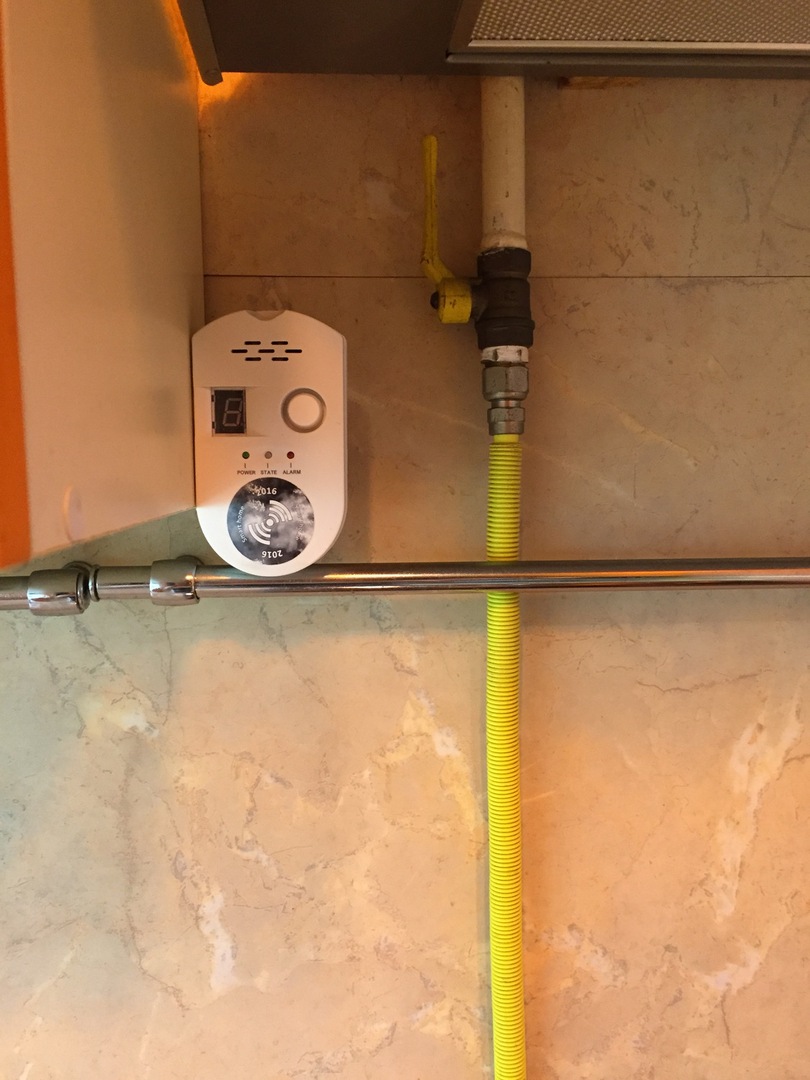 Senzorul de scurgere a gazului este instalat lângă capotă