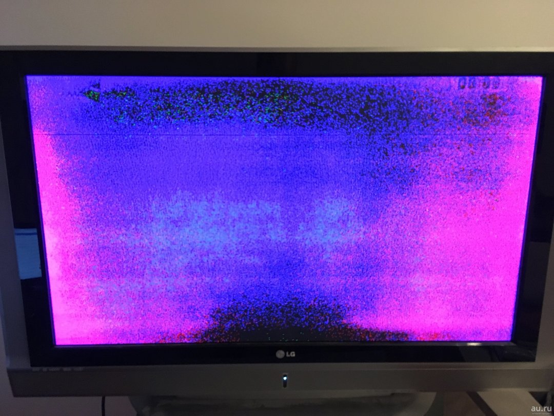 Farbflecken auf dem Bildschirm eines modernen Fernsehgeräts.