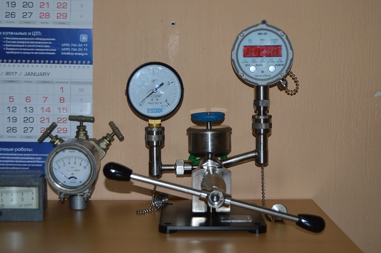 Checking the pressure gauge of the gas reducer