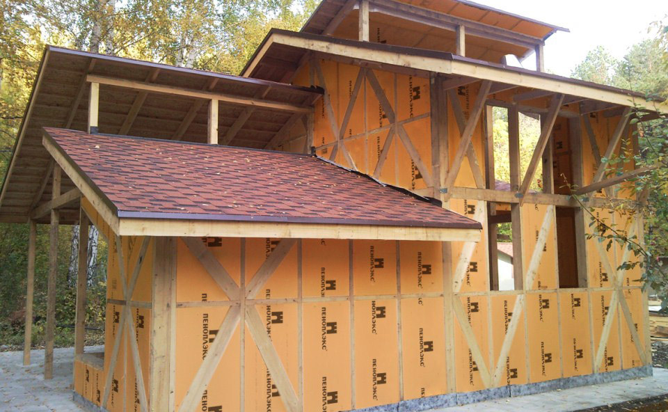 É possível isolar uma casa de madeira com penoplex do lado de fora e como atender a tecnologia?