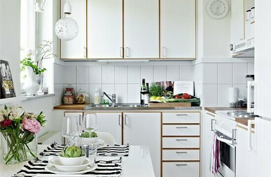 Diseño moderno de una pequeña cocina.
