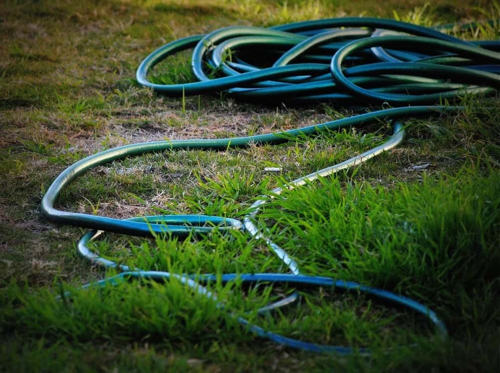 How to choose a watering hose so that it does not bend