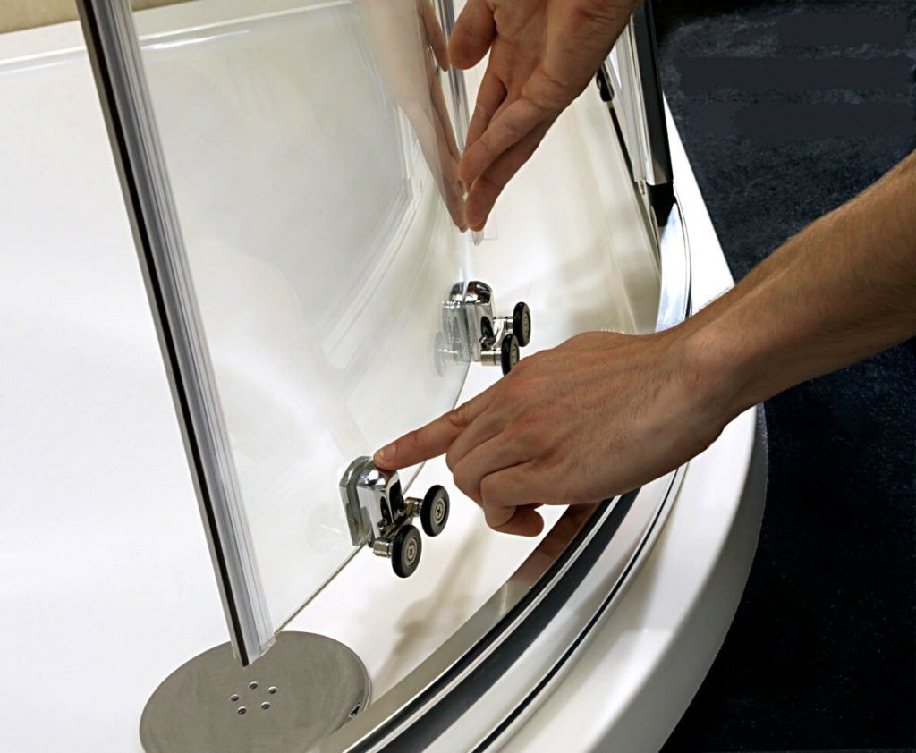 Inštalácia sprchy s rukami: výber miesta pre inštaláciu sprchovacieho kúta v byte či dome