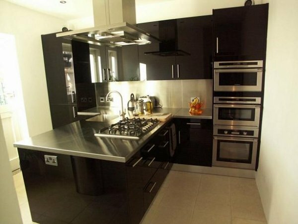 Modern konyha sötét színekben