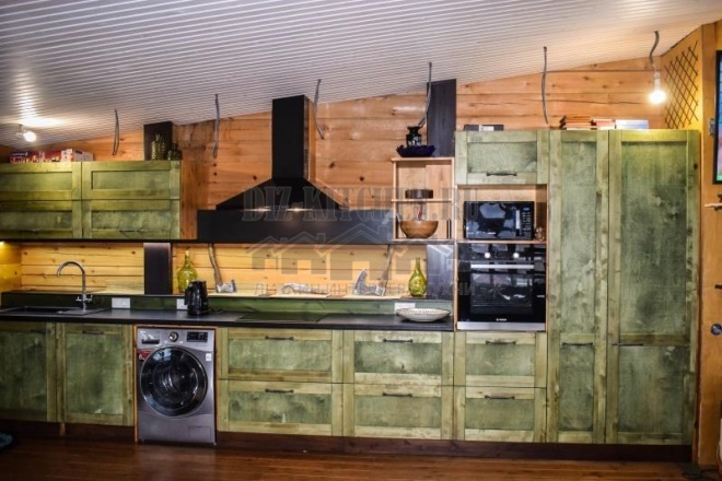 Šviesiai žalia virtuvė su beržo fasadais