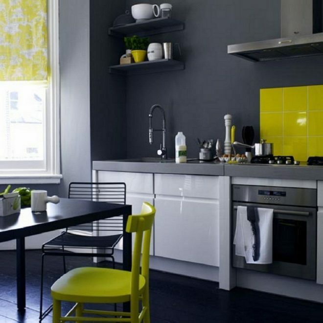 Cinza e verde claro no interior da cozinha