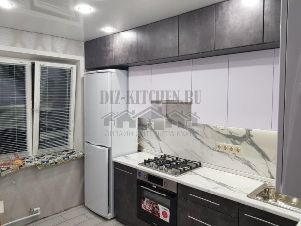 Moderna stūra pelēka un balta virtuve ar marmora backsplash
