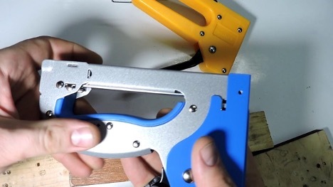 How to insert staples into a furniture stapler? Refueling Instructions - Setafi