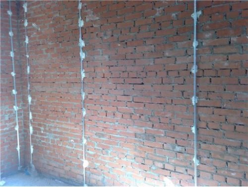 How to apply plaster on a brick wall