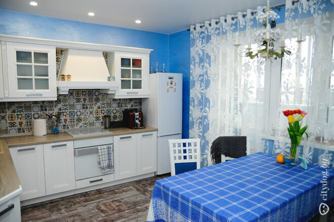 Weiße und blaue Küche