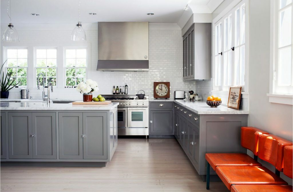 Pilka ir oranžinė virtuvės interjere