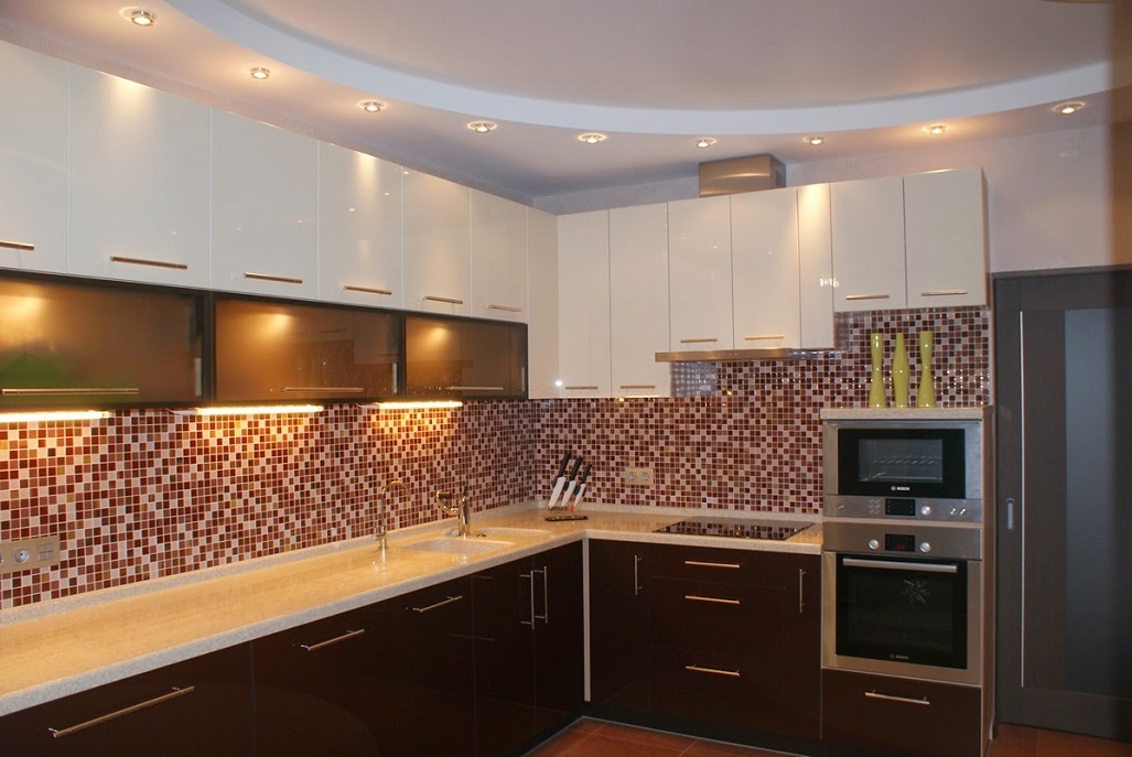 Voor- en nadelen van een plafond met twee niveaus in de keuken