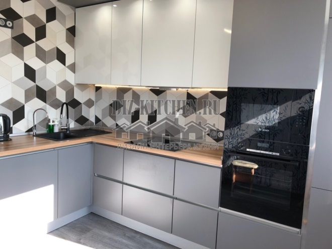 Cucina moderna ad angolo grigia e beige con alzatina 3D