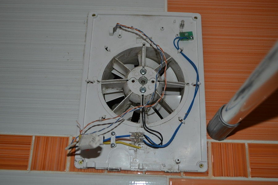 Išmetimo ventiliatoriaus montavimas vonios kambaryje