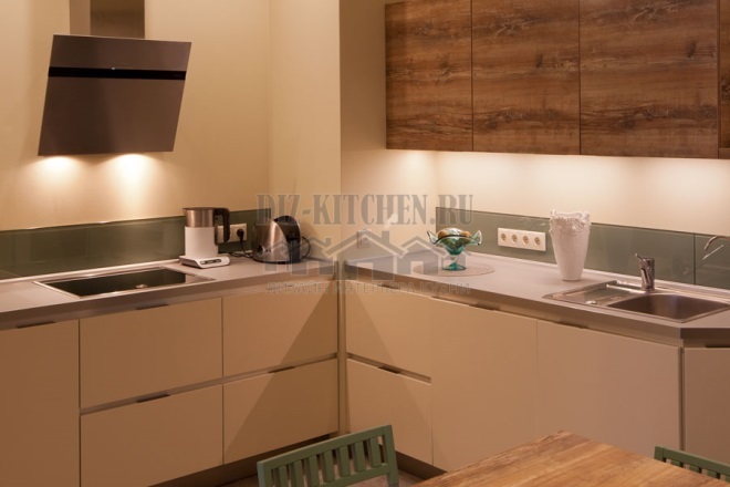 Modern ontwerp van een keuken-studio in eiken-vanille kleur voor 16 m². m